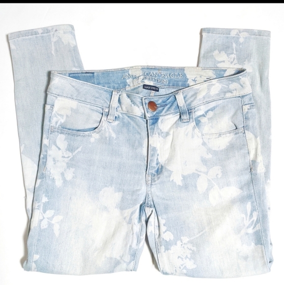 American Eagle Outfitters Denim - ✨5/$25✨ American Eagle Outfitters floral crop jeans